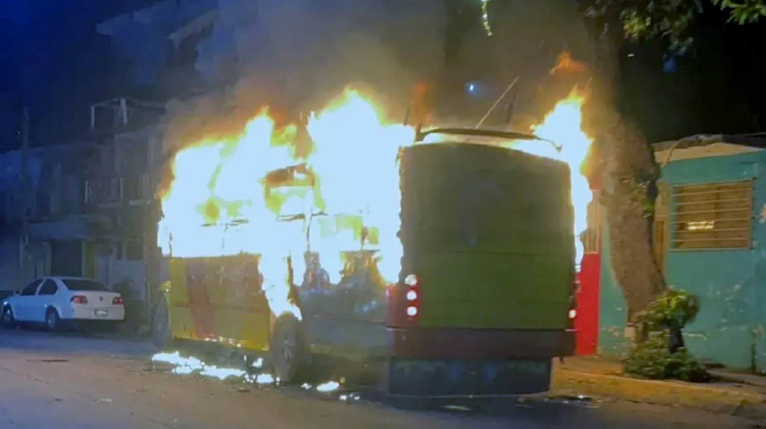 Incendian camión con 5 cuerpos en Acapulco y ejecutan a balazos a sujeto en Chilpancingo