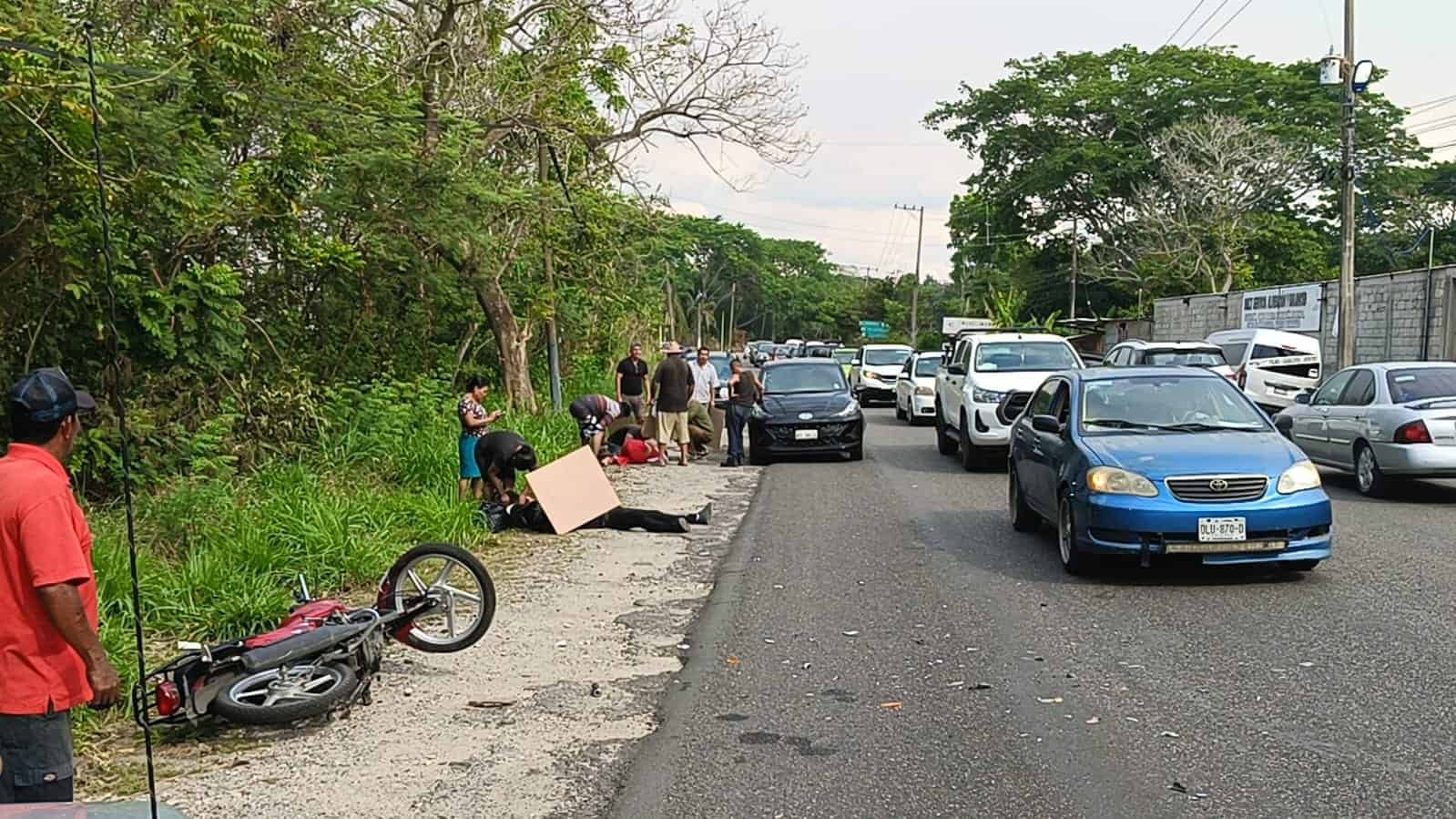 Motociclistas se impactan contra vehículo en la Villahermosa-Nacajuca; hay 2 lesionados
