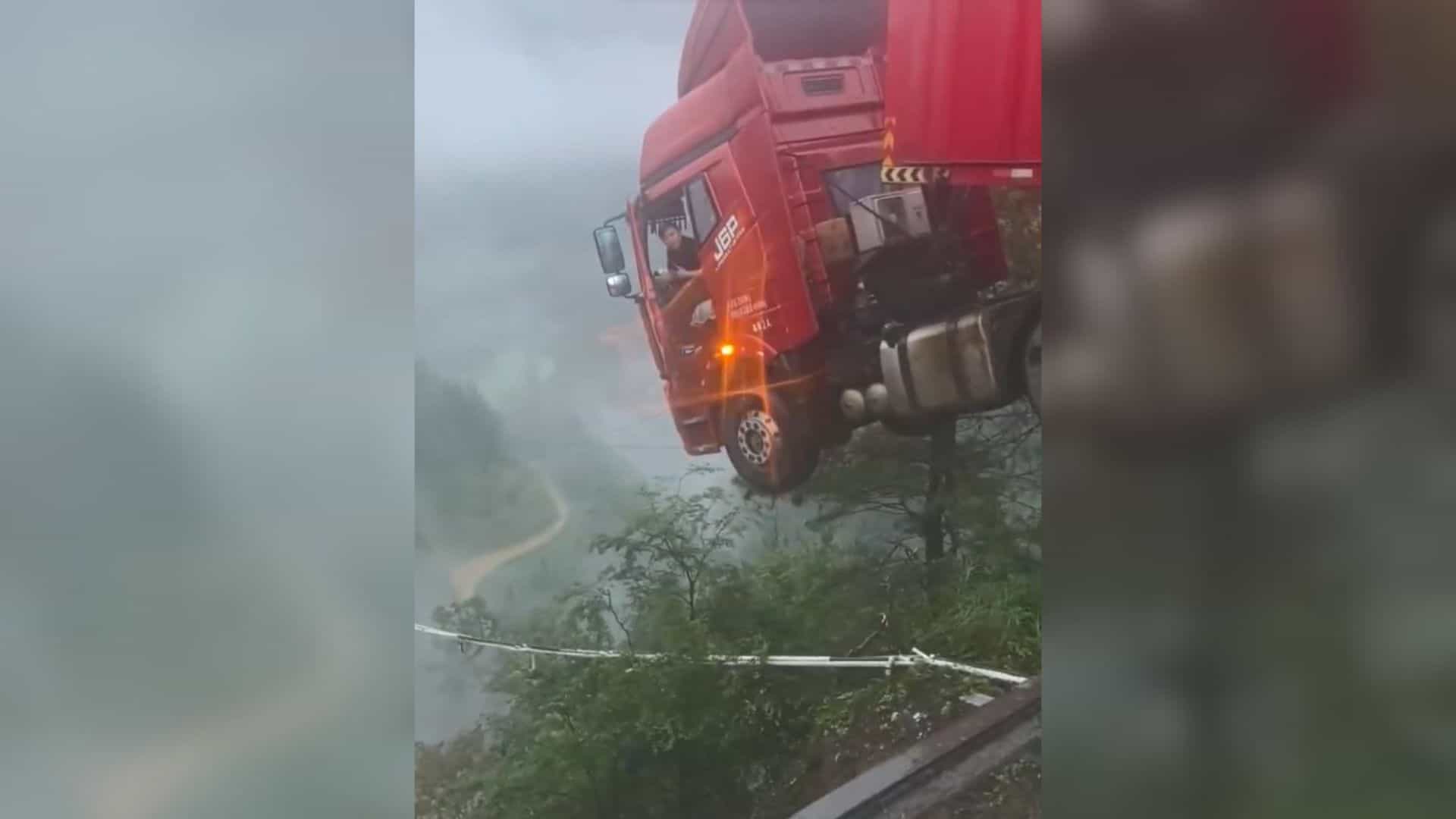 Camión queda colgando de puente colapsado en China tras lluvias intensas