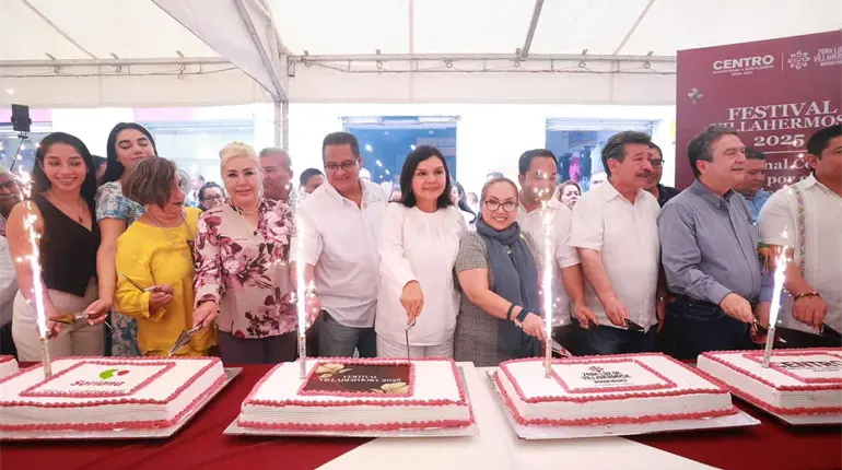 Realizan tradicional partida de pastel para celebrar aniversario 461 de Villahermosa