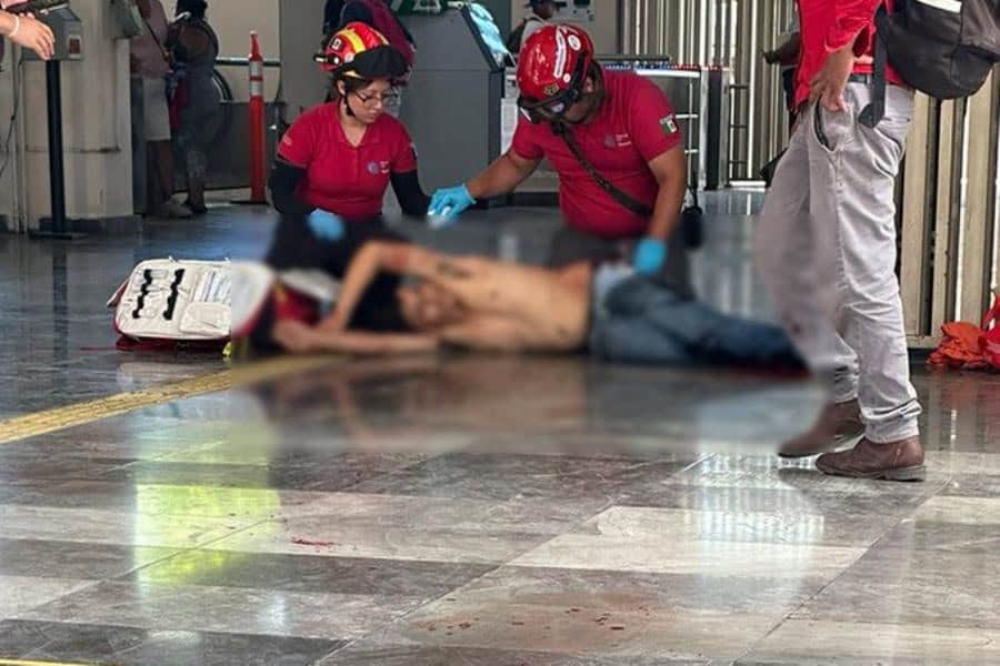 Mujer ataca a su pareja frente a estación del Metro en Monterrey