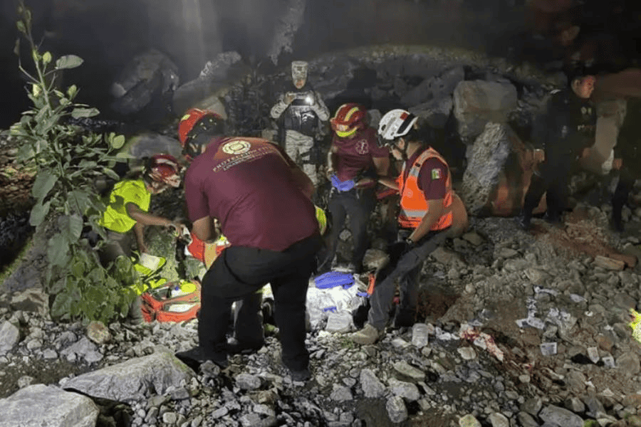 Cae unidad de la GN en barranco de 10 metros; 4 elementos y 1 detenido resultan heridos