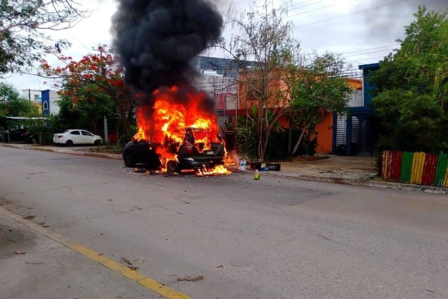 Falla mecánica genera incendio de vehículo en el fraccionamiento Insurgentes de Centro