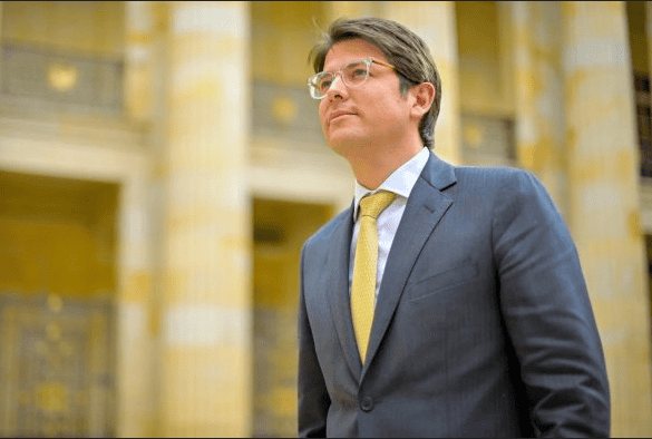 Demandan al precandidato colombiano Miguel Uribe por campaña anticipada, mientras continúa grave