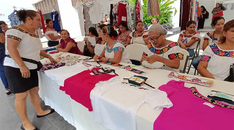 Celebra Centro expo comercial, gastronómica y artesanal, con expositores indígenas