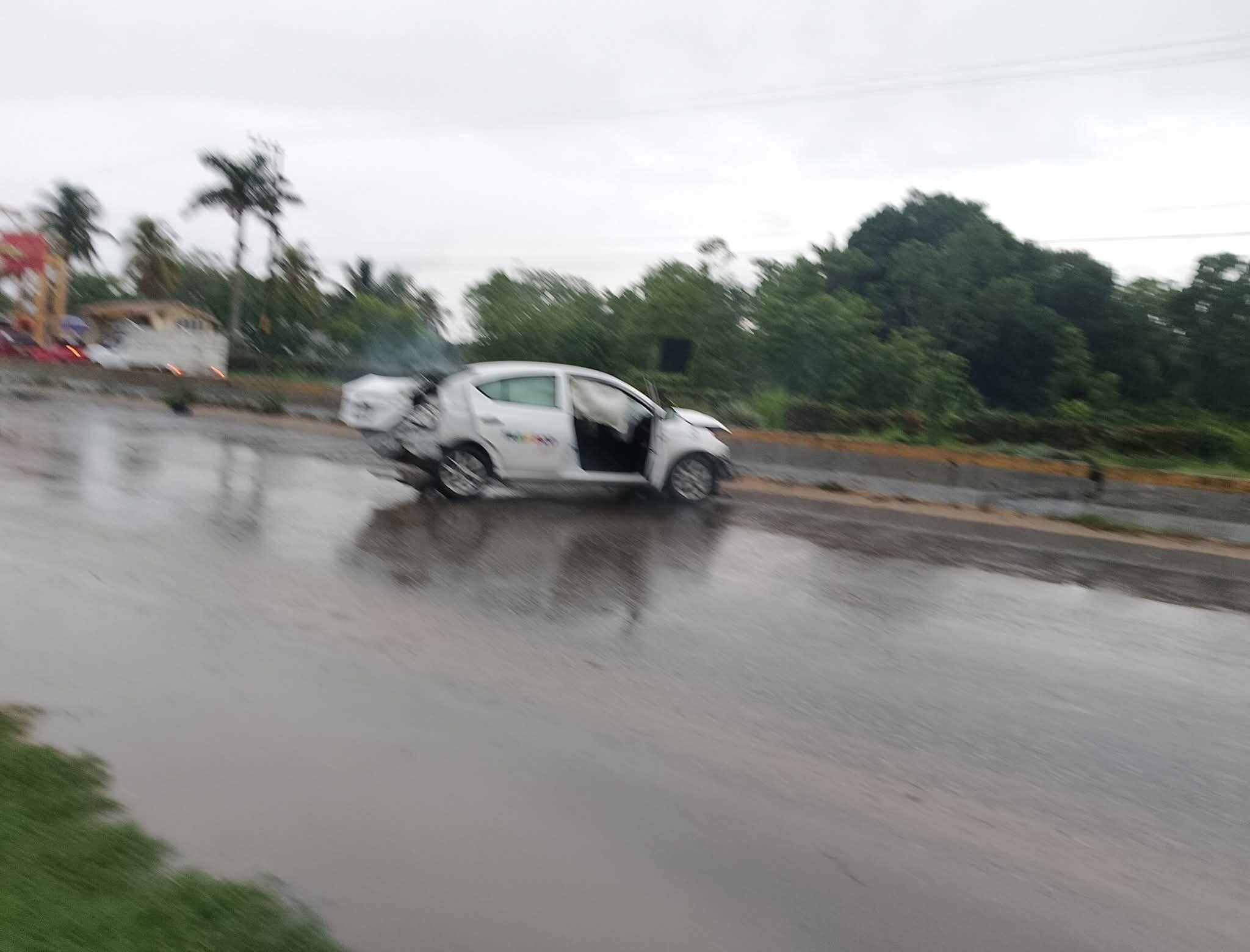 Choca taxi contra muro en la Paraíso-Comalcalco