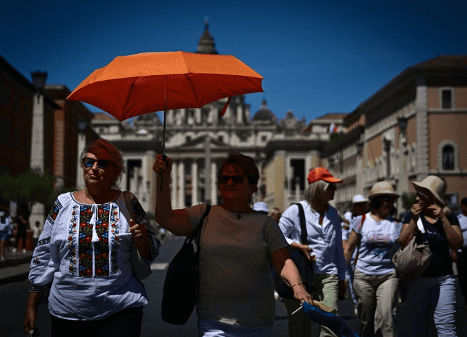 Azota ola de calor a Europa; activan alerta roja