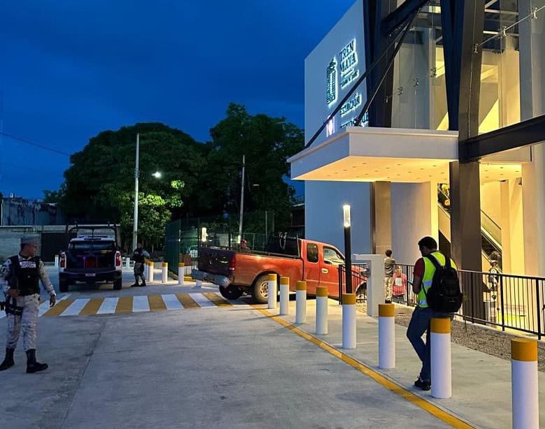 Camioneta particular se calza en escaleras de acceso de la estación del Tren Maya en Tenosique