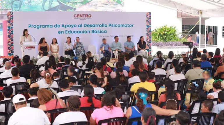 Entregan kits deportivos a escuelas de preescolar y primaria en Centro