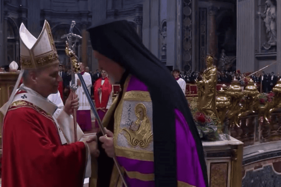 Papa León XIV reza ante la tumba de San Pedro