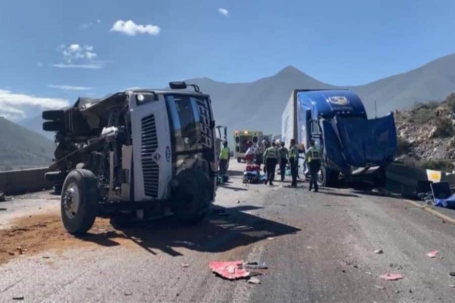 Al menos 5 personas muertas y más de 15 heridos, deja accidente en carretera federal de Coahuila