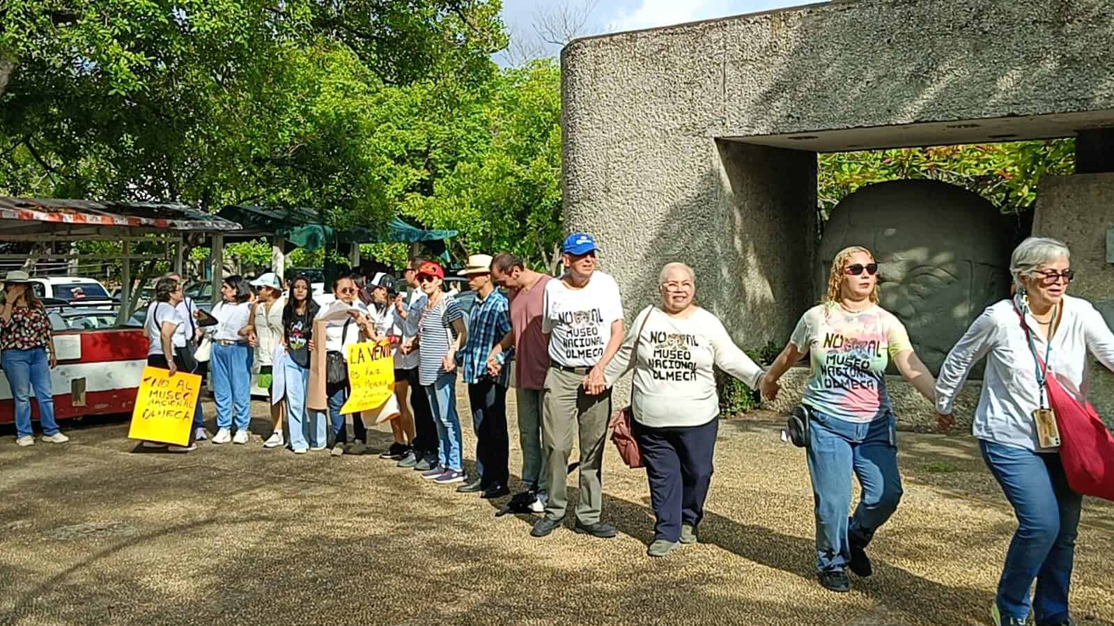 Realizan valla humana como protesta contra el Museo Olmeca en La Venta