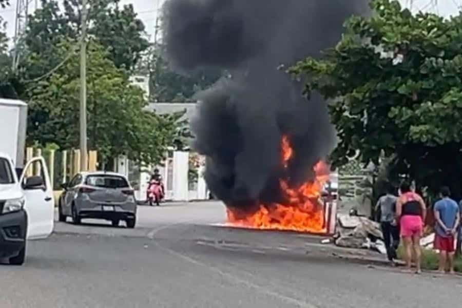 Se quema vehículo en la ranchería Chacalapa, Jalpa