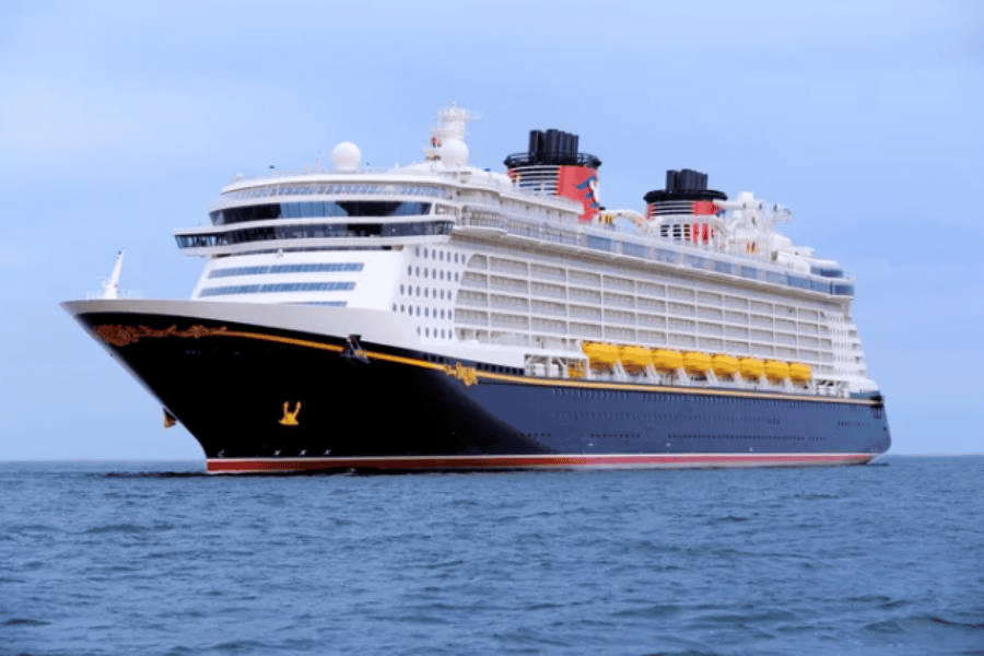 Padre rescata a su hija, luego de que cayera desde la cuarta cubierta de un crucero de Disney