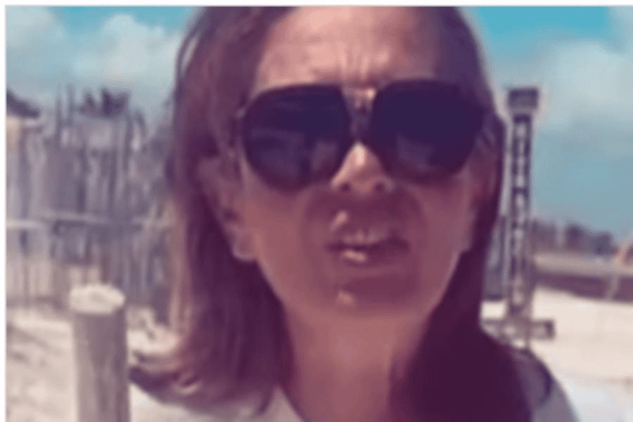 Yolanda Andrade reaparece caminando en la playa con ayuda de bastón