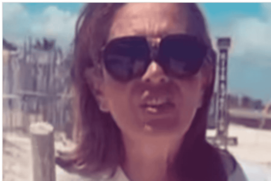 Yolanda Andrade reaparece caminando en la playa con ayuda de bastón
