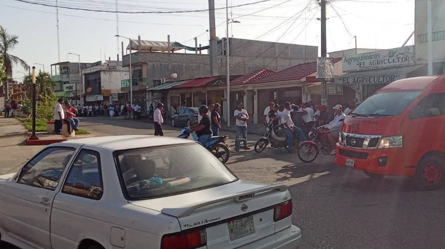 Taxistas de Macuspana protestan por invasión de rutas
