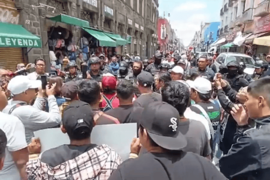 Reportan 3 lesionados tras enfrentamiento entre vendedores ambulantes y policías en Puebla
