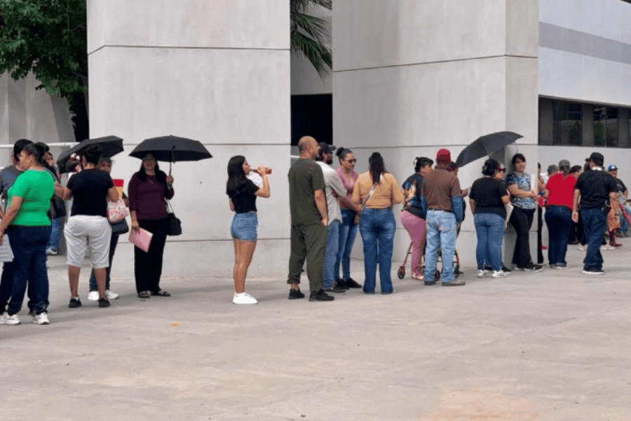 Hacen fila por horas en busca de sus muertos entre los hallados en crematorio de Chihuahua
