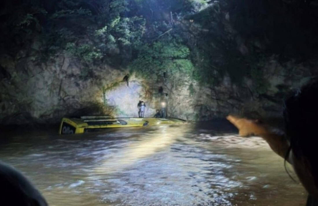 Mueren 7 personas y 16 más resultan heridas tras caída de autobús a un río en Guerrero