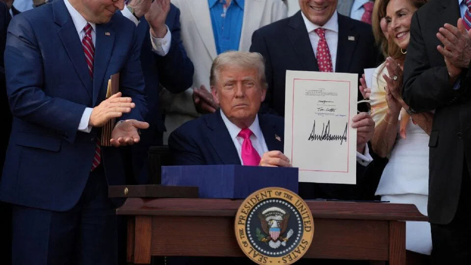 Trump firma su “gran y hermosa” ley fiscal con impuesto a remesas