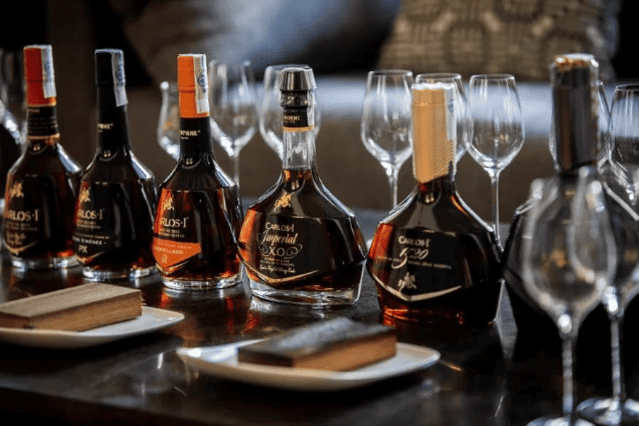 China impone aranceles de hasta 34.9% al brandy europeo
