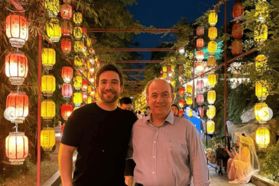 Calderón comparte fotografías con su hijo en China; asegura que fue invitado por razones de trabajo
