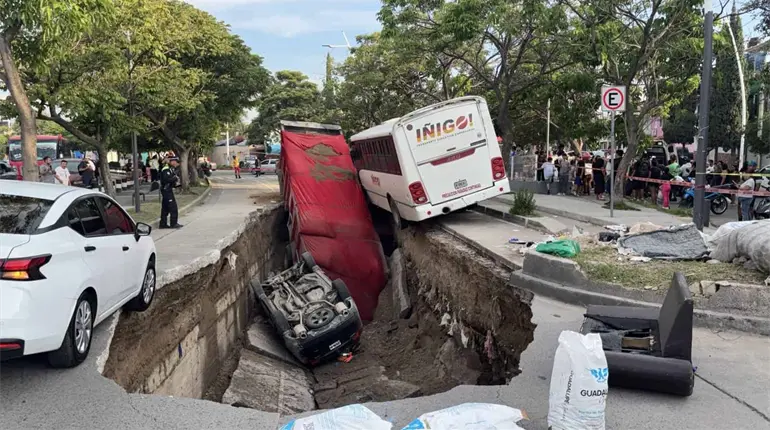 Se abre mega socavón en Guadalajara; caen 2 vehículos