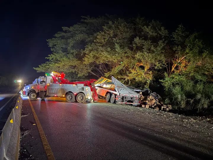 Vuelca tráiler cargado con cerveza sobre la Macuspana – Villahermosa; la rapiña no se hizo esperar Vuelca tráiler cargado con cerveza sobre la Macuspana – Villahermosa; la rapiña no se hizo esperar