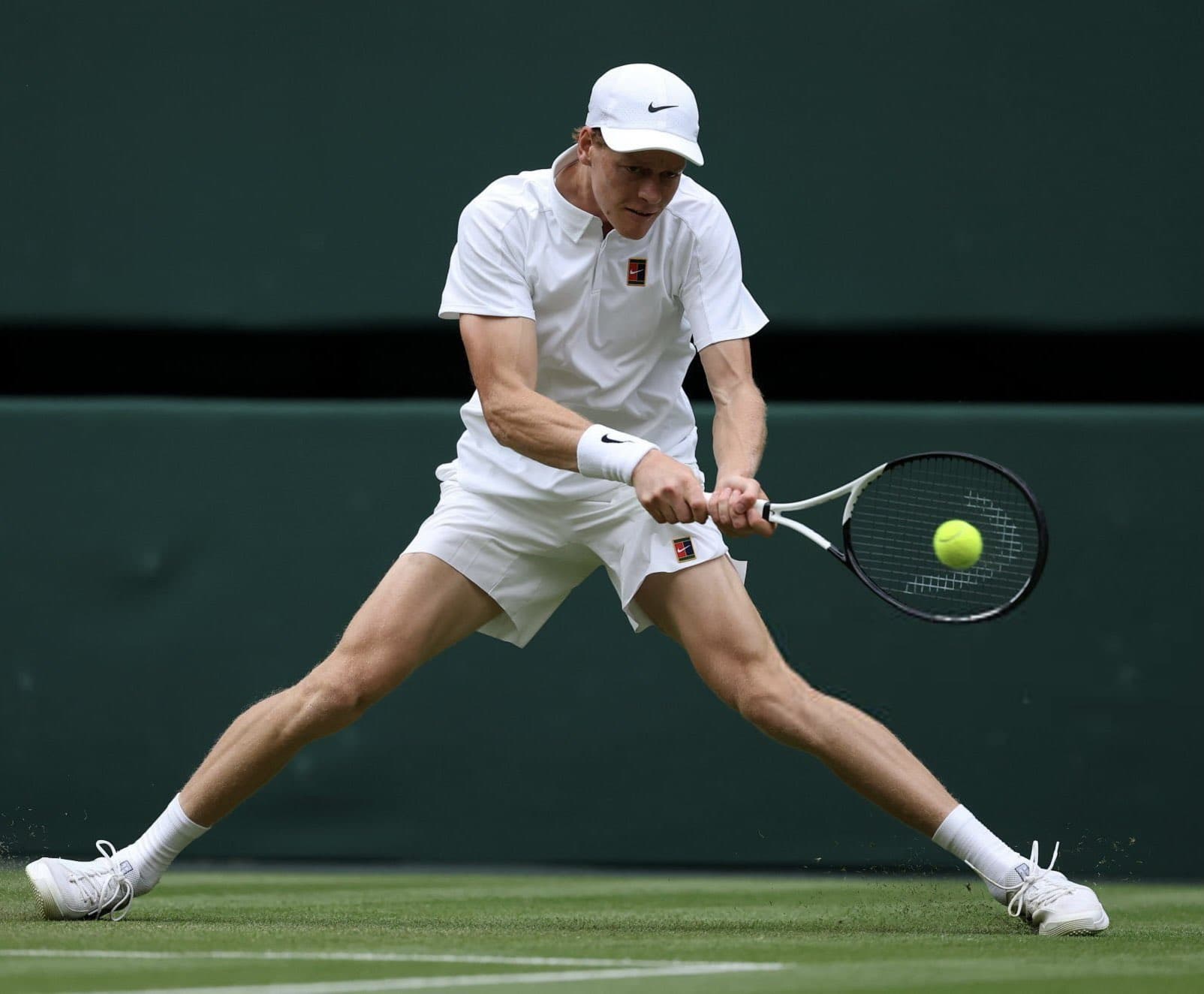 Sinner se clasifica a octavos de final de Wimbledon