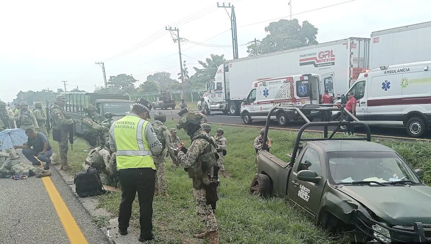 Militares resultan lesionados durante choque con tráiler en la Villahermosa-Cárdenas