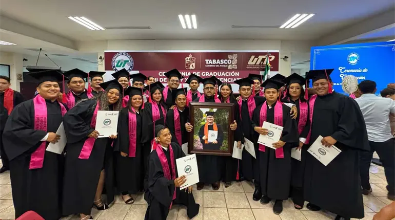 Rinden homenaje en graduación a estudiante de la UTTAB fallecido