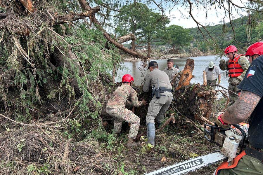 Suman más de 104 los muertos por inundaciones en Texas