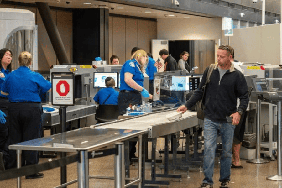 Viajeros ya no se quitarán zapatos en controles de seguridad en aeropuertos de EE.UU.: La Casa Blanca