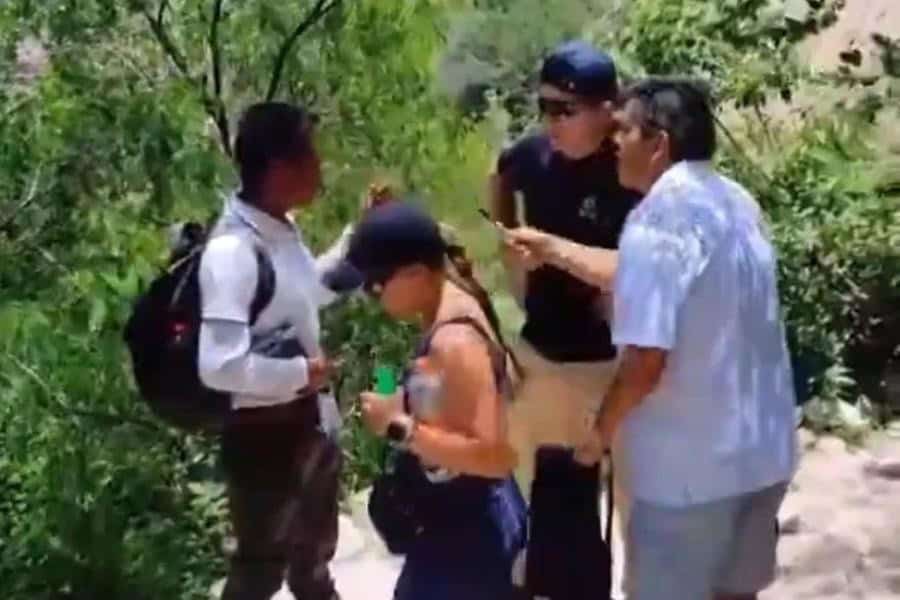 Sancionan a turistas por rayar la Peña de Bernal en Querétaro