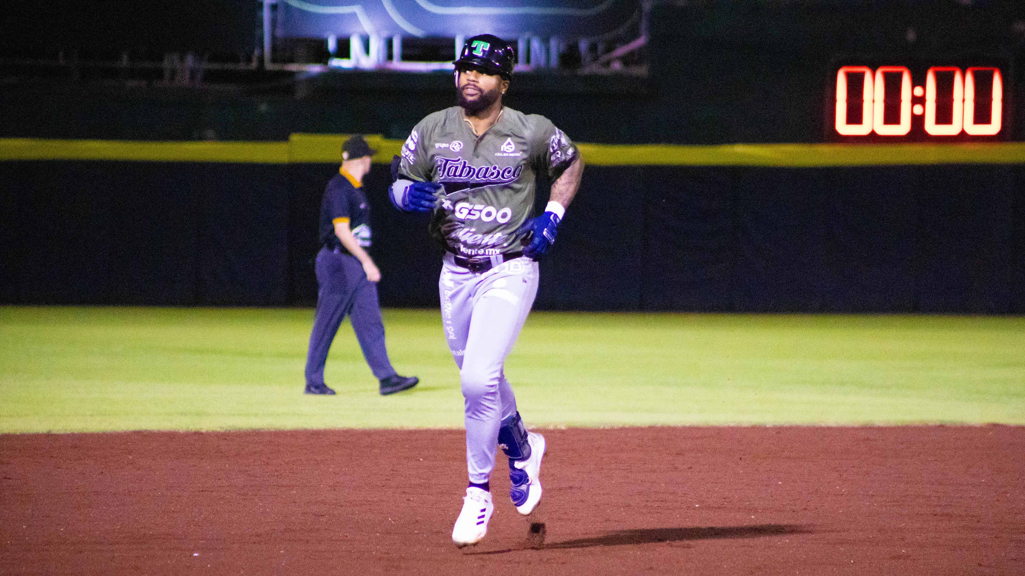 En noche de cuadrangulares, Olmecas vence 10-5 a Campeche para quedarse con el primero de la serie