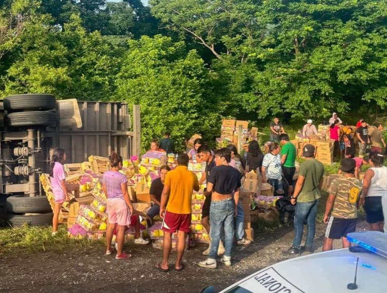 Vuelca tráiler cargado con leche en polvo en Chiapas y lo rapiñan