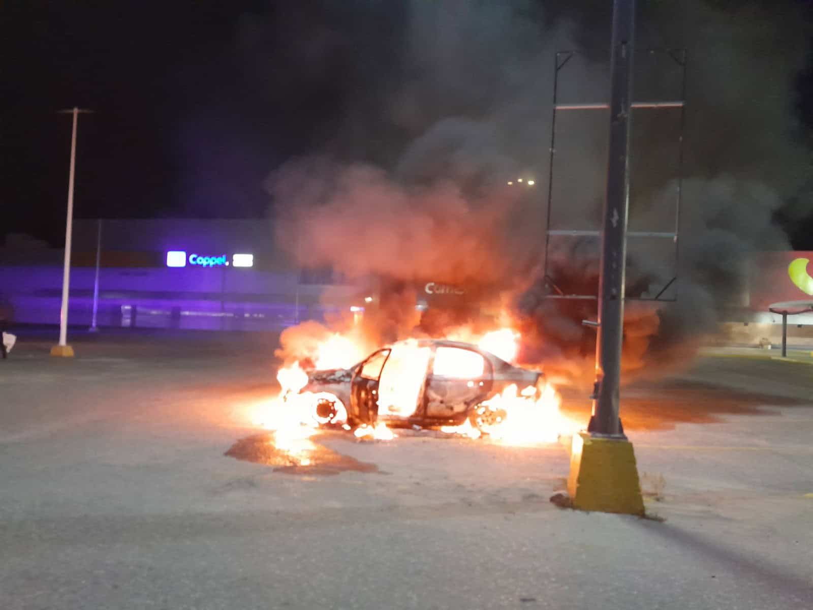 Incendian dos vehículos en Cunduacán y dejan cartulinas con amenazas, la noche de ayer miércoles