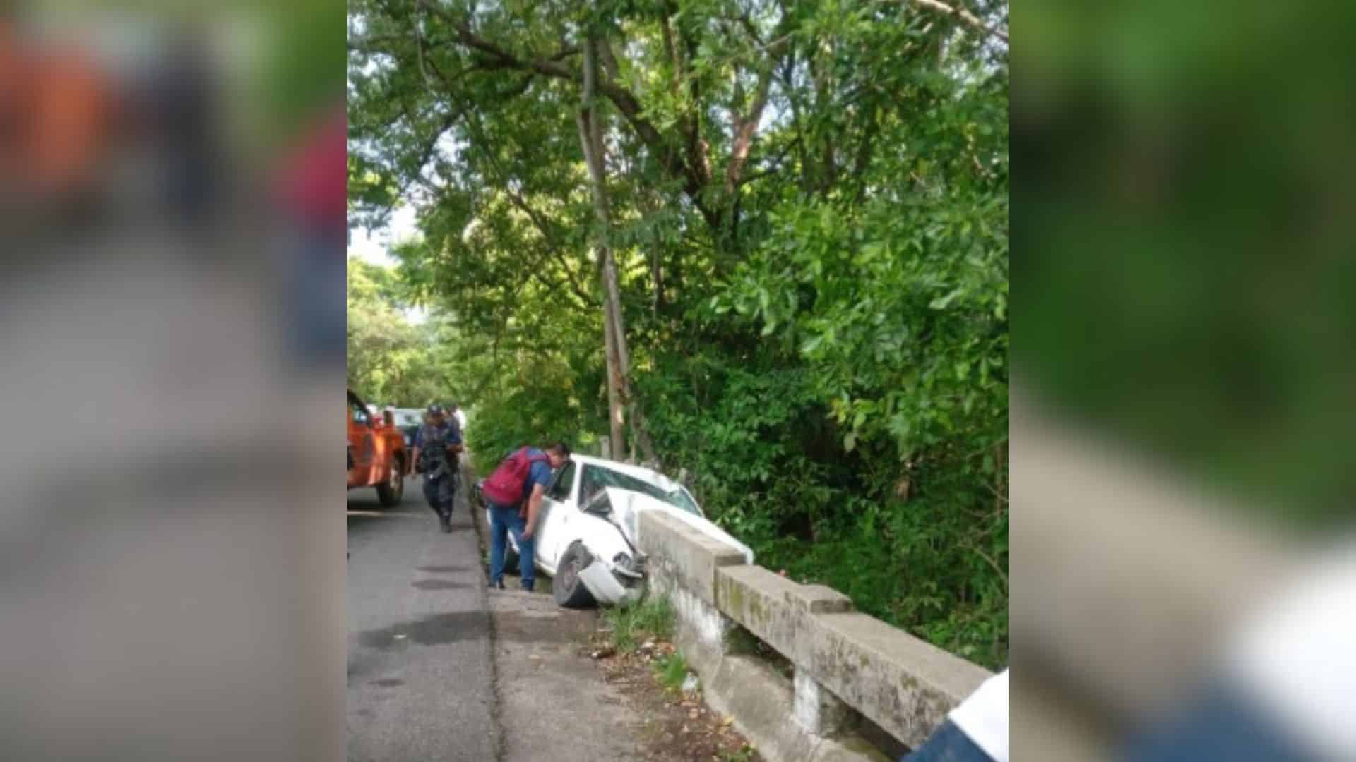 Un herido, saldo de choque contra cabezal de puente en Tacotalpa; un menor sale ileso