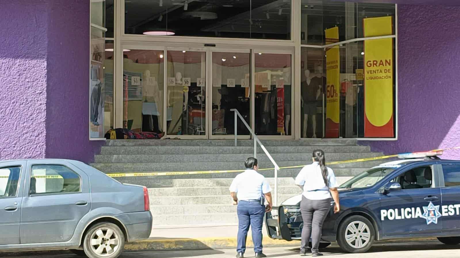 Hallan a sujeto en situación de calle sin vida en entrada de tienda departamental en Villahermosa