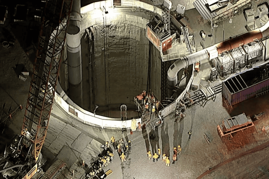 Bomberos rescatan a 31 trabajadores tras derrumbe de túnel en Los Ángeles
