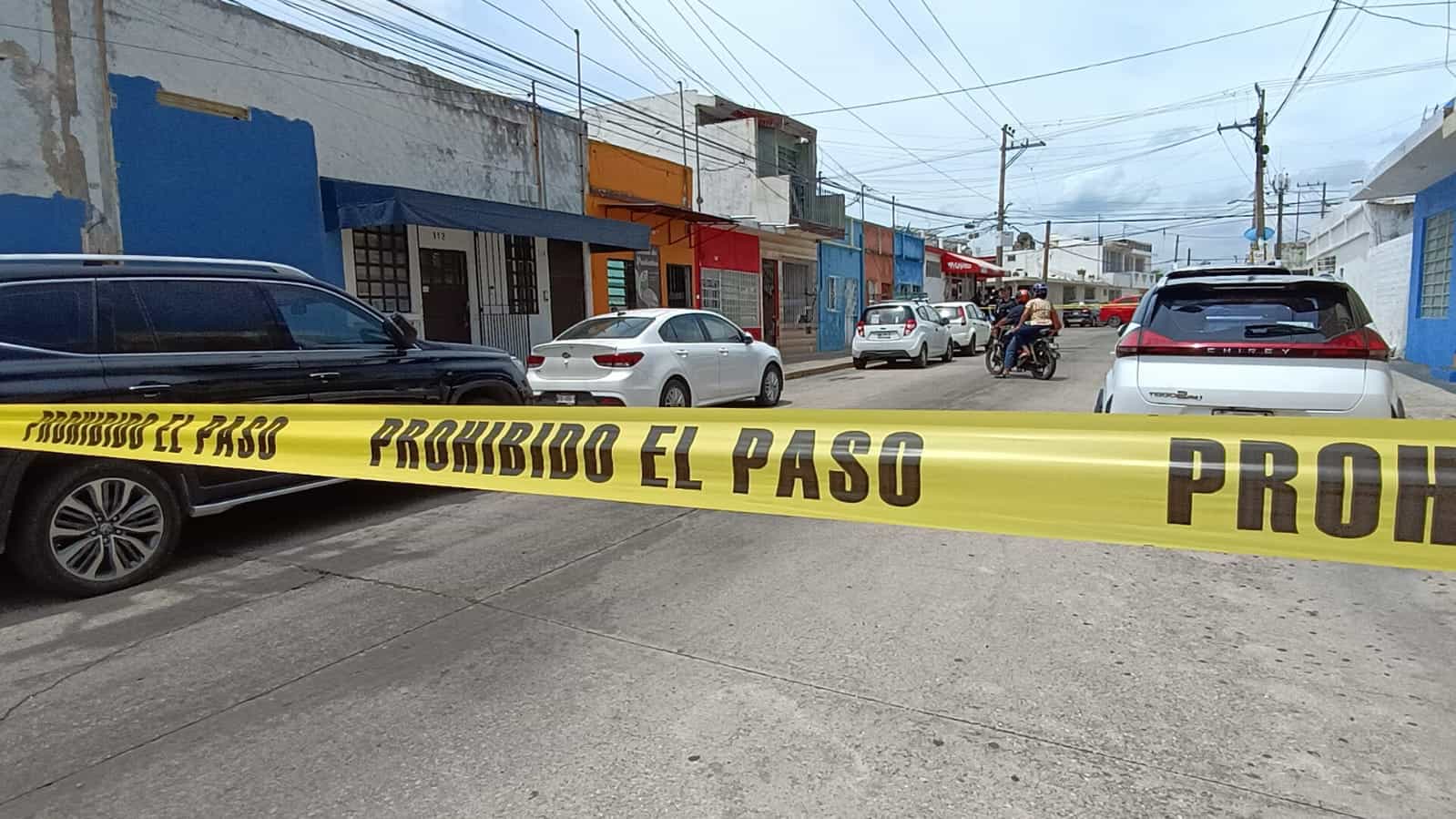 Muere hombre al interior de su coche en Centro
