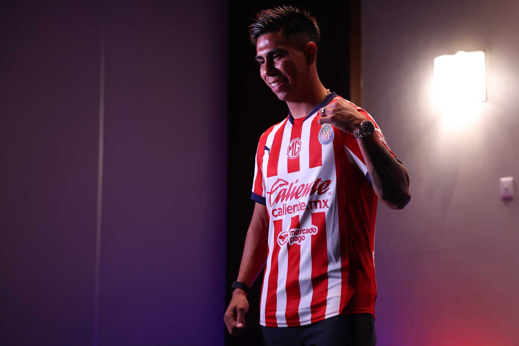 Efraín Álvarez es el nuevo 10 de Chivas