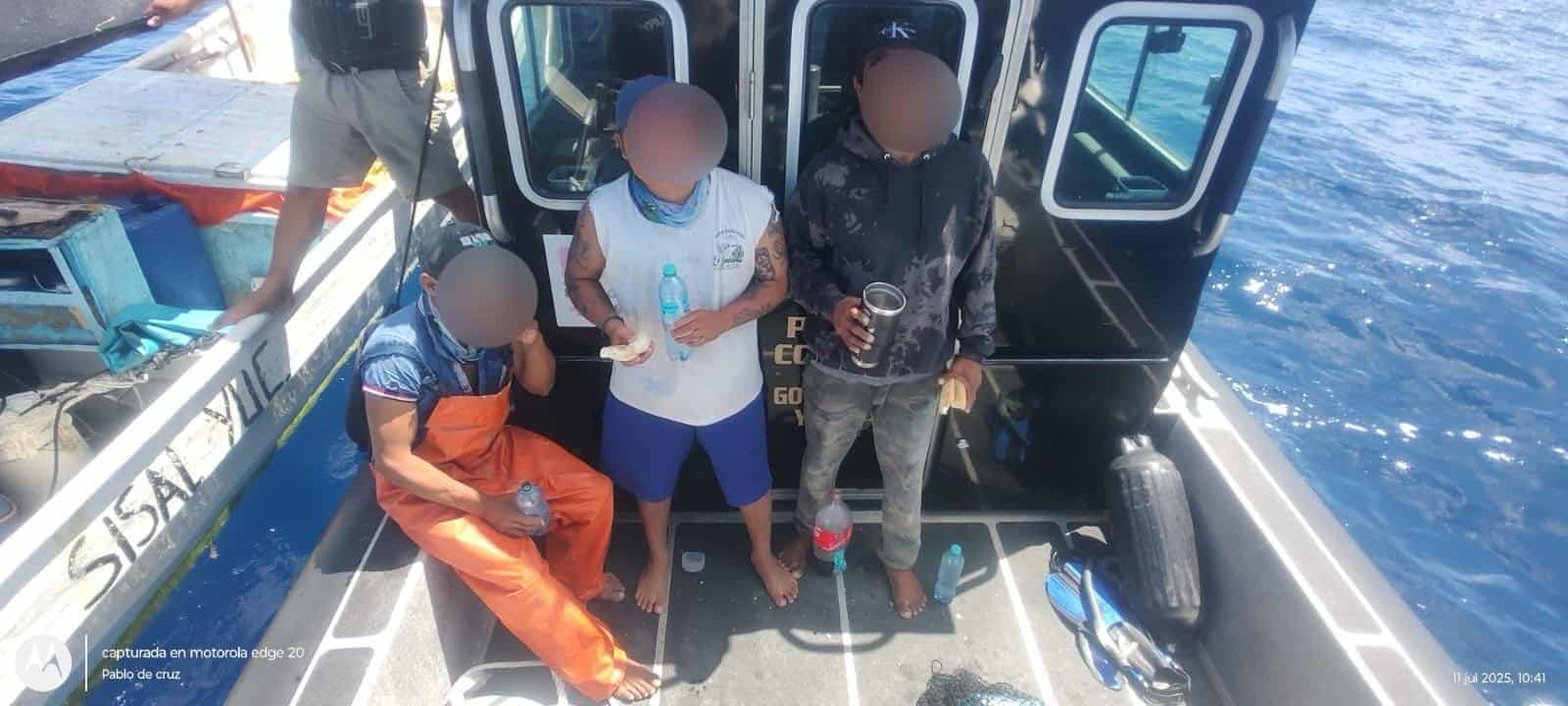 Rescatan a tres pescadores extraviados en altamar en Sisal, Yucatán