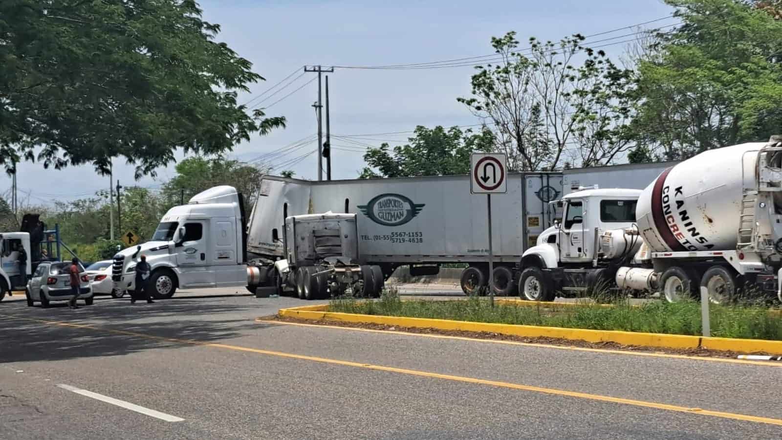 Se impactan tráileres en la Villahermosa-Macuspana y provocan caos vial