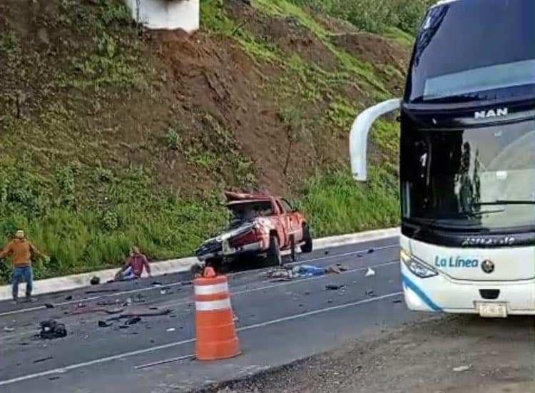 Choque en Michoacán entre una camioneta y un tráiler deja 6 muertos