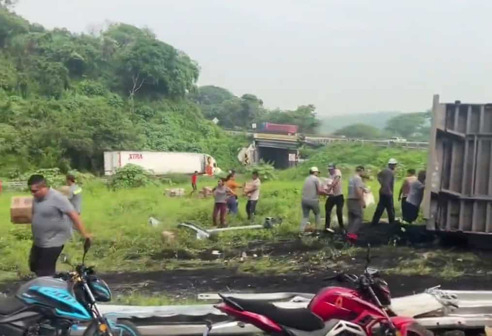 Rapiñan tráiler cargado con cerveza volcado en la vía Tinaja-Veracruz