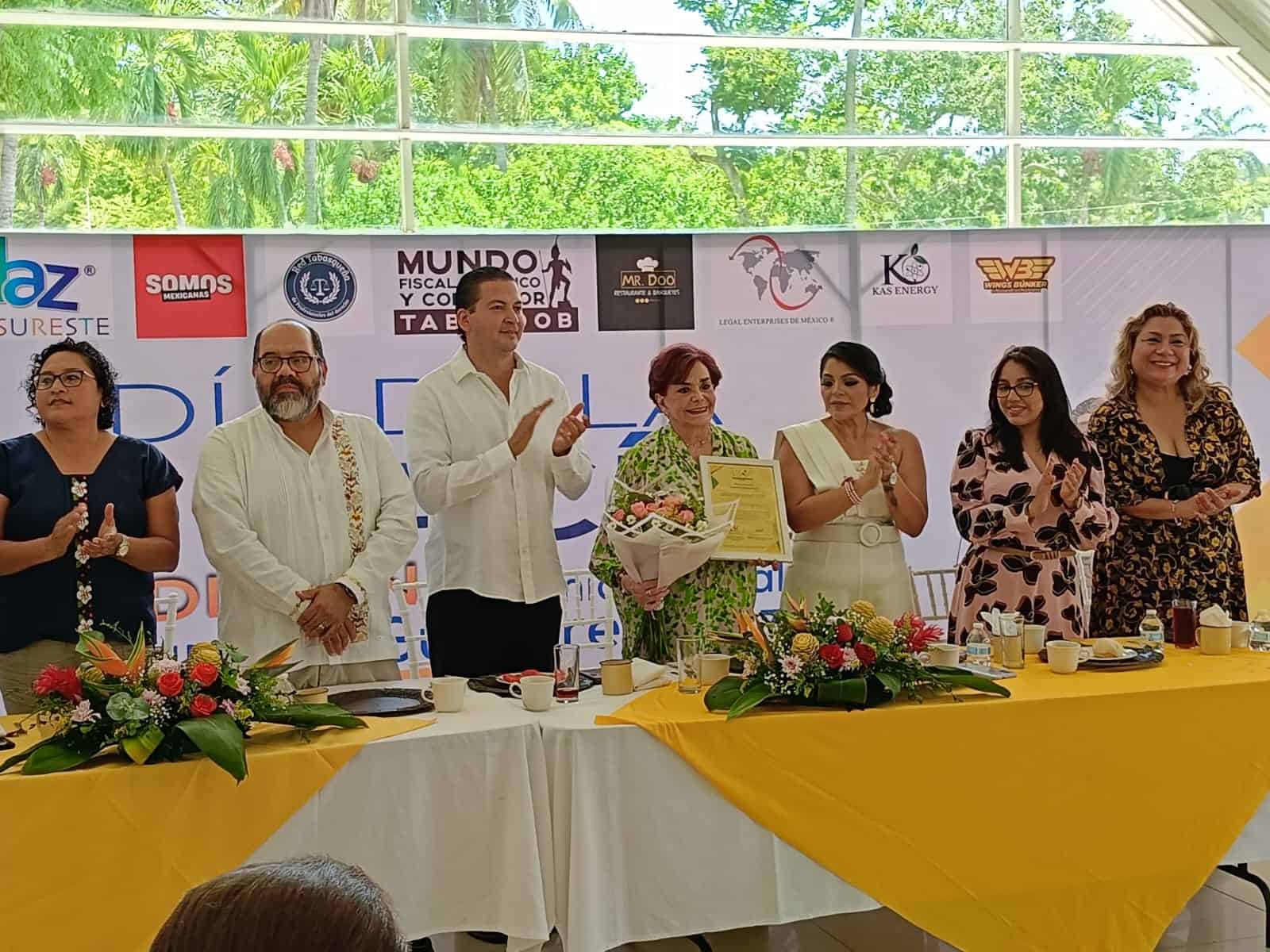 Homenaje a Leticia Gutiérrez Ruiz como primera mujer notaria de Tabasco