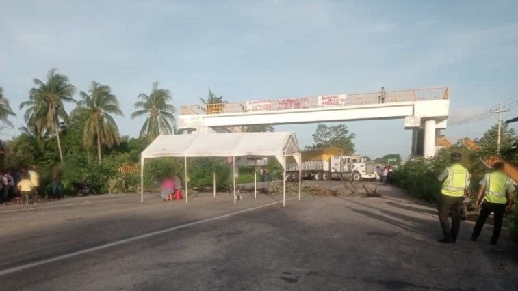 Bloquean carretera Ciudad del Carmen–Villahermosa