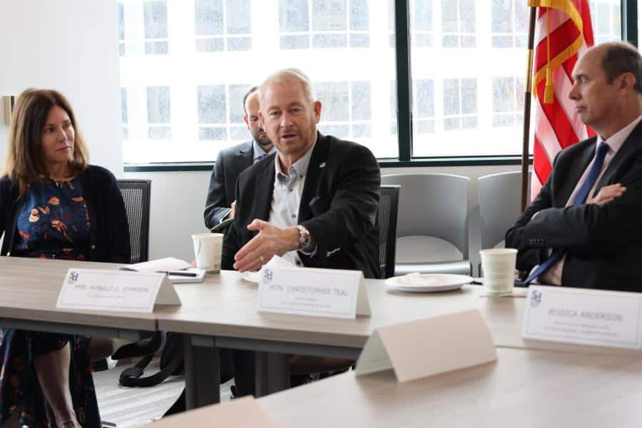 Embajada de China en México arremete contra Ronald Johnson